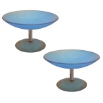 Made in Italy. Séc. XX - Par de centros de mesa de vidro artístico de Murano. Forma circulares e na cor azul. 9 x 33 cm.
