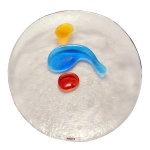 BARBINI / Made in Italy. Sec. XX  Centro de mesa de vidro artístico de Murano. Forma circular com superfície translucida e detalhes em amarelo, azul e vermelho. 34 cm.