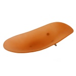 Modelo Pelicano / Made in Italy. Séc. XX  Centro de mesa de forma oval e na cor laranja, apoiado sob três pés de metal. 20 x 48,5 cm.