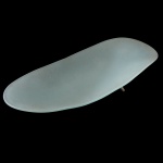 Modelo Pelicano / Made in Italy. Séc. XX  Centro de mesa de forma oval e fosco, apoiado sob três pés de metal. 20 x 48,5 cm.