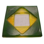 AV MAZZEGA / Made in Italy. Séc. XX - Centro de mesa de vidro artístico de Murano. Forma quadrada em tons de verde e amarelo. 21 cm.