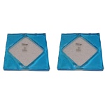AV MAZZEGA / Made in Italy. Séc. XX  Par de centros de mesa de vidro artístico de Murano. Forma quadrada em tons de azul e fundo branco. Apresenta selo da marca. 17 cm.