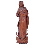 Delicada imagem brasileira em madeira lustrada, representando S. S. Ribeiro com as mãos cruzadas sobre o peito. Apresenta-se de pé com vestes profusamente pregueadas. Base ornamentada por lua e cabeças de anjo. Séc. XX. 55 x 16 x 11 cm.