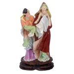 Grupo escultórico em porcelana japonesa representando mulheres. 38 x 20 cm.