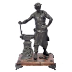 Escultura em bronze patinado representando ferreiro em seu ofício com suas ferramentas. Base retangular em mármore rajado apoiada em pés recurvos, realçada com placa e inscrição: Lembrança ....... de 1950 da Escola Técnica de Comércio nossa Senhora do Carmo ao seu Paraninfo Dr. Benedicto de Oliveira Noronha. Séc XX. 34 x 16 x 21 cm.