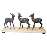 Escultura europeia em bronze patinado representando grupo com três corças. Base retangular possivelmente em ónix, apoiada em bolotas. 24 x 60 x 18 cm.