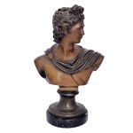 Escultura europeia em bronze patinado representando busto de nobre romano, apoiada em pedestal torneado e peanha circular em mármore negro. 34 x 22 x 12 cm.