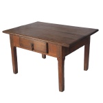 Mesa de centro brasileira apresentando tampo retangular. Parte frontal com uma gaveta e pernas retas. Brasil. Séc. XX. 55 x 95 x 66 cm.