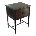 Mesa lateral em madeira nobre, apresentando tampo retangular e parte central com duas portas. Pernas retas e entalhadas unidas por travessão. 75 x 60 x 47 cm. Necessita de restauros.