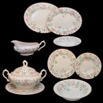 Conjunto para jantar de porcelana inglesa. Fundo de superfície branca com decoração floral. Marca da manufatura: Churchill. Made in Staffordshire, England. Constando de 40 peças, sendo : 12 pratos rasos (26 cm); 8 pratos fundos (22 cm); 12 pratos p/ sobremesa (20 cm); 1 sopeira (22 x 35 cm), 1 molheira (9 x 23 x 9 cm), 1 prato para arroz (7 x 23 cm); 2 travessas redondas (31 cm) e 3 travessas (2 com 31 x 24,5 cm e 1 com 36 x 29 cm),