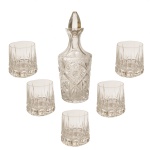 Conjunto para bebida em cristal, constando de garrafa (28 x 11 cm) e 5 copos de whisky (10 x 9,5 cm). Tampa adaptada.