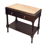 Mesa auxiliar de estilo apresentando dimensões retangulares, com tampo de mármore rosa. Duas gavetas com puxadores em metal. Pernas retas caneladas e plateaux inferior. Séc. XX. 62 x 68 x 34 cm.