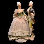 Estatueta de porcelana policromada nacional, representando figura de casal em cena galante. Marcas da manufatura no fundo da peça.,5 x 18,5 x 14,5 cm.