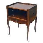 Mesa auxiliar de estilo inglês. Tampo reto moldurado, parte frontal com escaninho e uma gaveta. Pernas levemente arqueadas e finalizada com detalhes. Séc. XX. 68 x 49 x 39 cm.