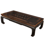 Mesa de centro no estilo chinês. Forma retangular, decorações em ouro e pernas arqueadas. Séc. XX. 34 x 115 x 57 cm.