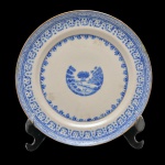 Prato de porcelana chinesa apresentando decoração azul e branco. Borda circular e centro com paisagem. No fundo selo da coleção: Nobrega Antiguidades.