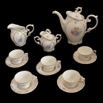 Serviço para chá e café em porcelana nacional constando de: Bule para café (20 cm), Leiteira (12 cm), açucareiro (12 cm), xícara com pires.