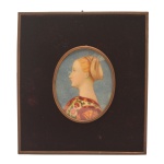 Pequena pintura, possivelmente italiana, de formato oval, óleo sobre papel representando busto de dama da corte. Moldura retangular com passe-partout em tecido escuro. No verso, anotação manuscrita informando que foi reproduzida de um original de Botticelli e etiqueta com nome e endereço em Florença, provavelmente de antigo proprietário. Séc. XVIII / XIX. 8 x 7 cm (MI). 15 x 13 cm (ME).