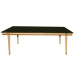 Mesa para jantar, estilo Louis XVI, em madeira patinada com tampo retangular em granito apoiado em saia ornada por friso esculpido com fitas estilizadas. Pernas retilíneas e caneladas rematadas por anelados. 77 x 220 x 100 cm. Este lote encontra-se na cidade do Rio de Janeiro, e a cotação do envio, será feita em conjunto com a organizadora do leilão. O tampo só sai pela janela, sendo o apto no 2º. Andar.