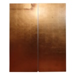 Armário chinês de linhas retas, composto por duas portas frontais na cor dourada e interior em vermelho. 180 x 120 x 46 cm.