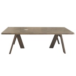 KENZO - Mesa para jantar com tampo de forma retangular. Pernas de cavalete de onde saem três pés. PRECISA DE RESTAURO. NO ESTADO. MEDIDAS 80 x 250 x 121 sendo: altura, cumprimento e largura.
