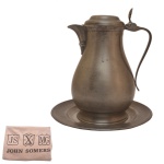 Jarra para vinho com presentoir em pewter da manufatura, John Somers, Brasil JS x MG. Peças novas, excelente estado. Acompanha bag em tecido.  26 cm bule / 24 cm presentoir. JS para John Somers. X é um símbolo para chumbo. MG Minas Gerais, Brasil.