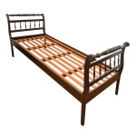 Cama marquesa com estrutura em madeira. Brasil. 88 x 210 x 84 cm. Este lote encontra-se na cidade do Rio de Janeiro, e a cotação do envio, será feita em conjunto com a organizadora do leilão.