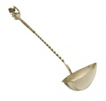 Grande concha em metal alemão, espessurado a prata. Cabo retorcido com pega na forma de leão com escudo. Marcas da manufatura no cabo. 44 cm.