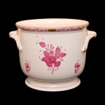 Cachepot de porcelana Húngara no padrão Apponyi Purple. Fundo de superfície branca com decoração floral. No fundo marca na manufatura: Herend  Hvngary. 1826 / 1976. Hand Painted. 14 x 20 cm.