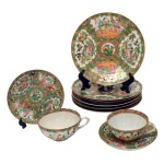 Conjunto de peças em porcelana chinesa decorada em esmaltes policromados no padrão Mandarim com cenas palacianas. Centro com reservas apresentando flores, frutas e borboletas. Séc. XIX. Constando de: 6 pratos (21 cm / 1 com bicado) e 2 xícaras para chá com pires (14 cm / 4,5 x 11 cm pires).