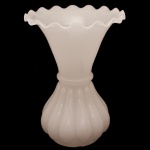 Vaso de opalina francesa na cor branca leitosa com borda em babados. 21 x 19 cm.