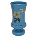 Vaso de opalina francesa na cor azul com decoração floral. 21 x 10,5 cm.