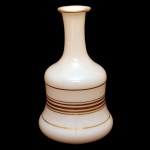 Garrafa sem tampa de opalina francesa. Superfície na cor branca com frisos dourados. 19 cm.