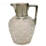 BACCARAT - Jarra para suco em cristal francês lapidado, com tampa em prata inglesa. 20 x 13 cm.