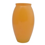 Vaso em cerâmica de formato curvilíneo na tonalidade laranja. 22 x 14 cm. Bocal 9 cm.