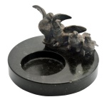 Grupo escultórico composto de quatro pássaros em bronze, pousados sobre base redonda em mármore negro. Séc. XX. 7 x 12 cm.