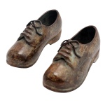 Par de sapatos característicos de camponeses ou operários do século XIX esculpidos em bronze. 7 x 13 cm.