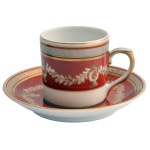 Xícara com pires para café em porcelana portuguesa, em tons à volta, decorado com ramos de folhas e desenhos de harpas. Fundo branco com bordas em dourado. Manufatura Vista Alegre (desde 1824). 5 x 7 cm / 11,5 cm pires