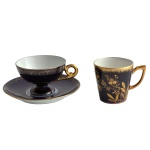 Conjunto composto de duas xícaras em porcelana francesa, sendo uma de chá e outra de café um pires na tonalidade azul cobalto com elementos decorativos em dourado. Marcas da manufatura de Limoges, France. 5 x 6 cm xícara de café / 4,5 x 8 cm xícara de chá / 9,5 cm pires.