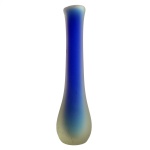 Vaso de gargalo alongado em vidro artístico de Murano predominando a cor azul. Séc. XX. 22,5 cm.