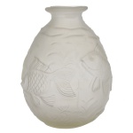 Vaso de formato ovalado em cristal acetinado, ornamentado com peixes em leve relevo. Bojo abaulado encimado por pequeno gargalo. Séc. XX. 15 x 21 cm / bocal 5,5 cm.