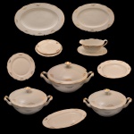 Serviço de jantar de porcelana alemã, marcado Kahla. Total de 42 peças, sendo: 12 pratos de sobremesa (20 cm), 12 pratos rasos (24 cm), 12 pratos fundos (24 cm), 3 travessas ovais (33 cm / 35 cm / 38 cm), sopeira (20 x 13 cm), 2 tigelas com tampa (18 x 22 cm), molheira com presentoir.