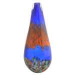 Vaso de vidro artístico de Murano na forma de gota, decoração predominando as cores azuis. Séc. XX. 41 x 17 cm.
