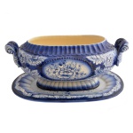 Centro de mesa com presentoir de porcelana Holandesa. Fundo de superfície branca predominando as cores azul índigo. 16 x 38 x 18 cm (centro de mesa). 37 x 23 cm (presentoir).