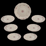 Conjunto para sobremesa de porcelana polonesa, constando de 7 peças. Fundo de superfície branca com decoração floral. No fundo marca da manufatura: KPM  Made in Poland. 26 cm maior e 18,5 cm menor.