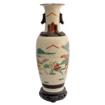 Vaso em porcelana japonesa, em tom marfim craquelado, com ilustrações de batalhas épicas. Base de madeira original.  30 x 10 cm.