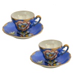 Par de xícaras de porcelana de porcelana inglesa, apresentando decoração azul cobalto e ouro. No fundo marca da manufatura: Windsor. Hand Made. Séc. XX. 5 x 6 cm (xícara). 11 cm (pires).