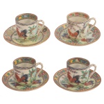 Conjunto de quatro xícaras para café com pires de porcelana chinesa, apresentando decoração predominando a cor verde e reserva com galos. Séc. XX. 4 x 4 cm (xícara). 9,5 cm (pires).