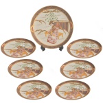 Conjunto para sobremesa de porcelana japonesa, constando de sete peças. Fundo de superfície branca com figuras de gueixas em jardim. Séc. XX. No fundo as inscrições: Made in Japan. 26 cm e 16 cm.