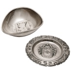 Conjunto de duas peças de prata peruana, teor 925, sendo: A) Bowl de forma triangular arredondadas. 3 x 10 cm / 52 gramas. B) Pequena salva circular com o Escudo de Armas da cidade de Lima, Peru. 12 cm / 64 gramas.  Peso total 116 gramas.